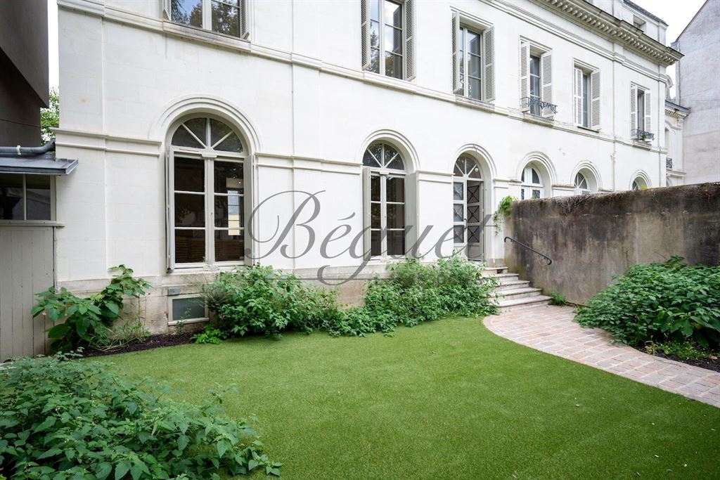 A vendre chez Beguet Associés : Tours (37000), Indre-et-Loire – Maison rénovée de 330 m², 6 chambres, jardin et 2 parkings