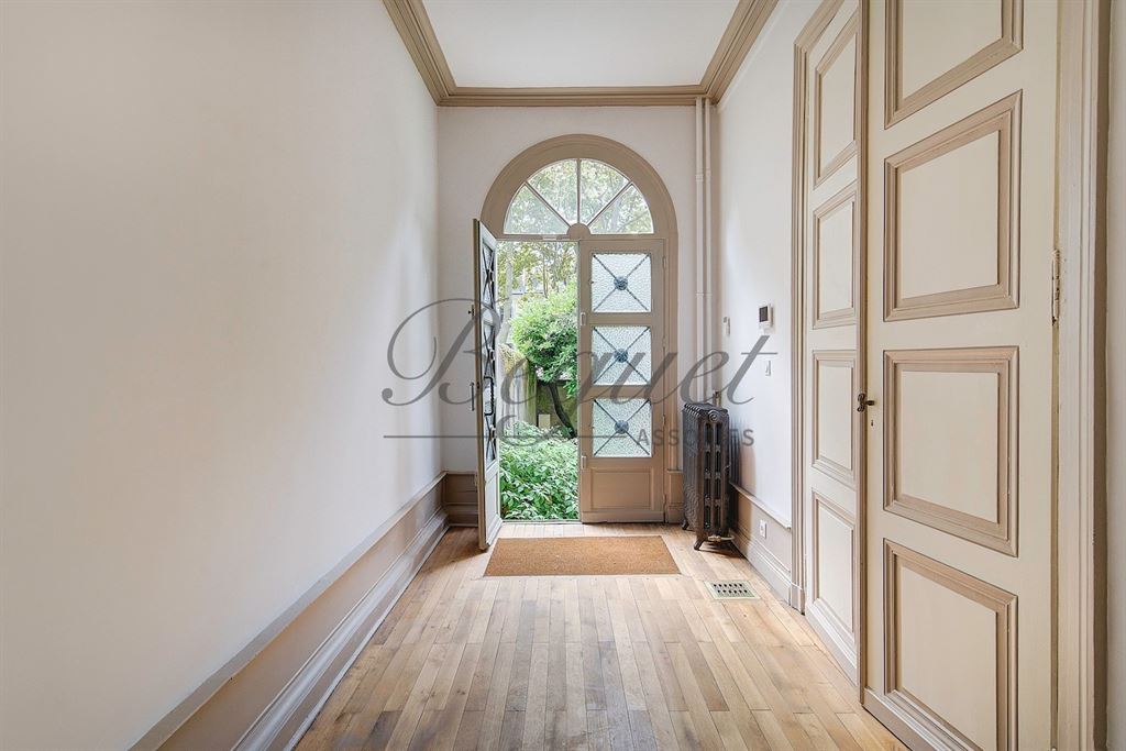A vendre chez Beguet Associés : Tours (37000), Indre-et-Loire – Maison rénovée de 330 m², 6 chambres, jardin et 2 parkings