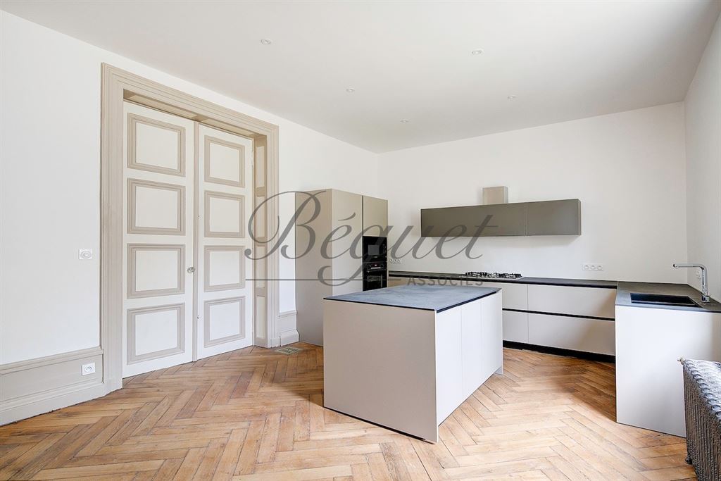 A vendre chez Beguet Associés : Tours (37000), Indre-et-Loire – Maison rénovée de 330 m², 6 chambres, jardin et 2 parkings