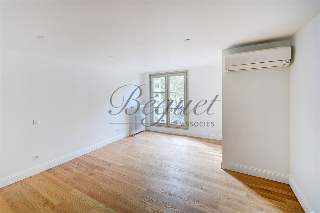 A vendre chez Beguet Associés : Tours (37000), Indre-et-Loire – Maison rénovée de 330 m², 6 chambres, jardin et 2 parkings