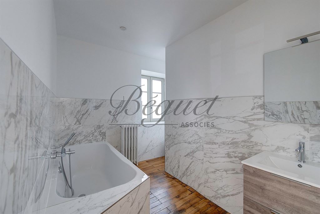 A vendre chez Beguet Associés : Tours (37000), Indre-et-Loire – Maison rénovée de 330 m², 6 chambres, jardin et 2 parkings