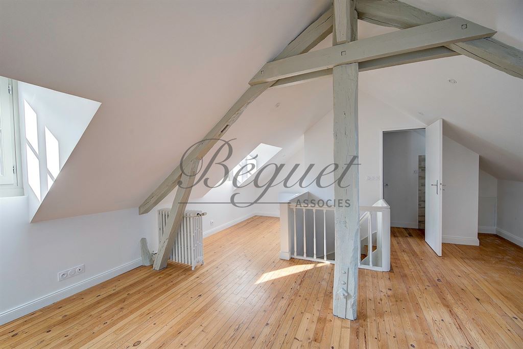 A vendre chez Beguet Associés : Tours (37000), Indre-et-Loire – Maison rénovée de 330 m², 6 chambres, jardin et 2 parkings